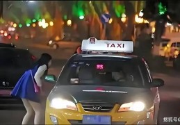 后怕！女子半夜乘车突然脱衣身体司机吓得连忙报警女生捝衣服