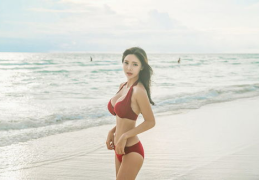 小姐姐溪边泳装,小姐姐泳装展现夏日魅力